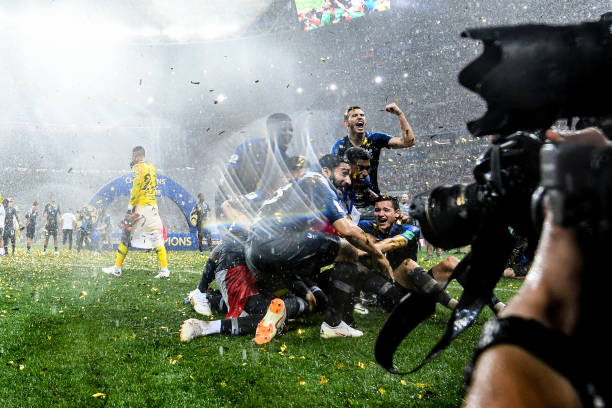 意媒:莱奥将在欧冠附加赛次回合对阵费耶诺德的比赛中首发.